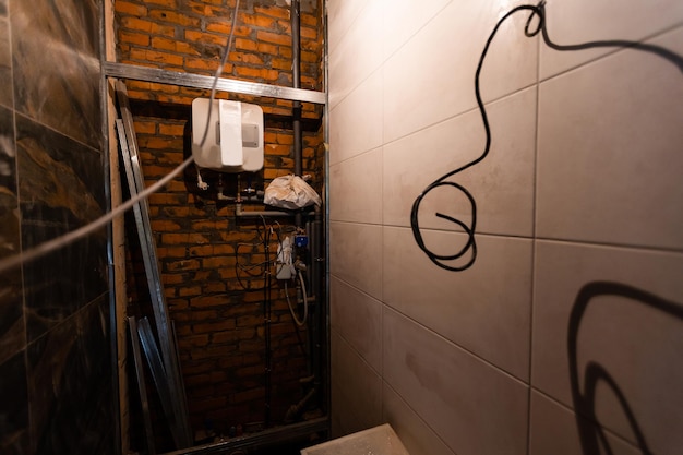 Renovação do banheiro - removendo azulejos no banheiro do apartamento