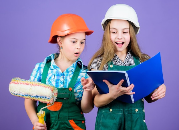 Renovación amateur Hermanas renovando el hogar Actividades de mejoras para el hogar Niños eligiendo el color de la pintura para su nueva habitación Niños niñas planeando la renovación Niños hermanas renovando su habitación