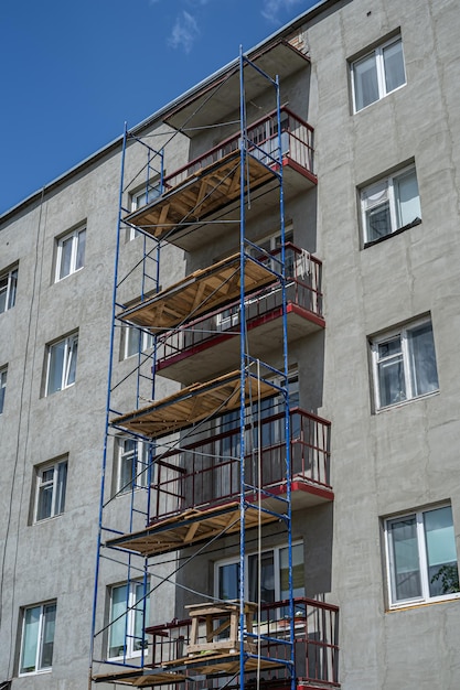 Foto renovación de la fachada de un edificio de varios pisos