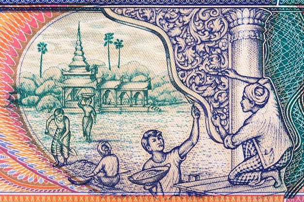 Foto renovación del templo con dinero de myanmar