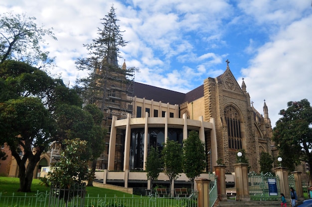 Renovar la Catedral de Santa María para los australianos y los viajeros extranjeros, visitar los viajes y respetar la oración en la calle Perth Lord el 29 de mayo de 2016 en Perth, Australia