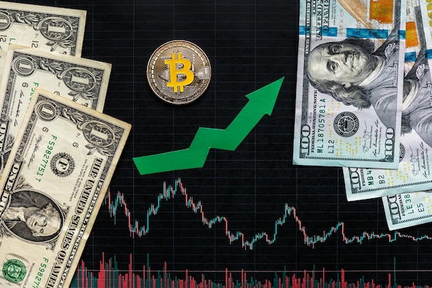 Rentable Investition in virtuelles Geld Bitcoin Grüner Pfeil und Silber Bitcoin auf schwarzem Papier Forex-Chart-Index-Rating steigen auf dem Hintergrund des Devisenmarktes Konzept der Wertschätzung der Kryptowährung