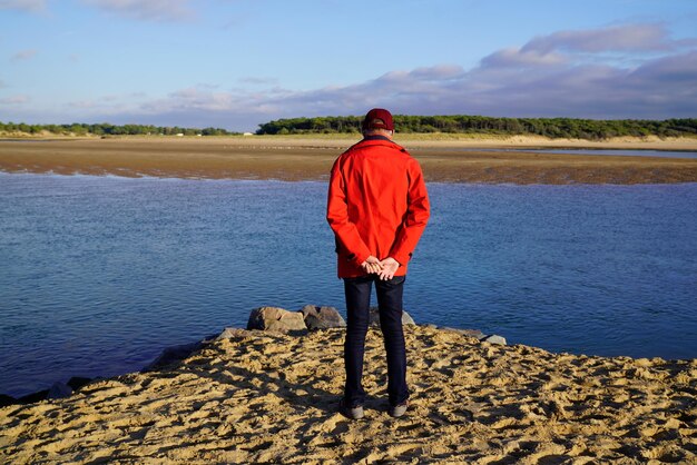 Rentner in Rückansicht hoch über einem schönen Sandstrand Konzept Ruhestand