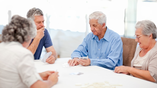 Rentner spielen Karten zusammen