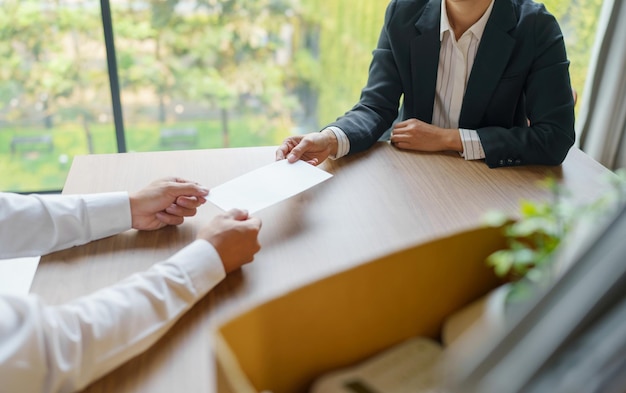 Renunciar al trabajo Hombre de negocios que envía una carta de renuncia y empaca cosas Renuncia Deprimir o llevar una caja de cartón comercial en la oficina Cambio de trabajo o despido de la empresa