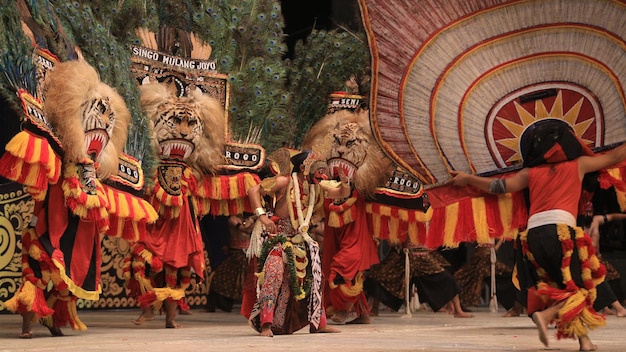 Foto reog ponorogo é um desempenho de dança tradicional javanesa de ponorogo, java oriental, indonésia