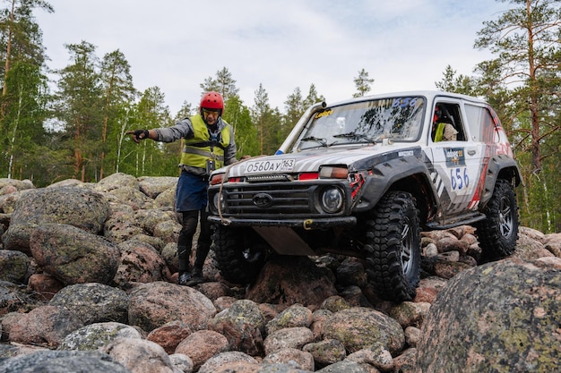 REPÚBLICA DA CARÉLIA RÚSSIA CIRCA JUNHO 2022 Torneio Offroad Ladoga Trophy 2022 em torno do Lago Ladoga Passeios de jipe Offroad Niva 4x4 em uma corrida nas rochas