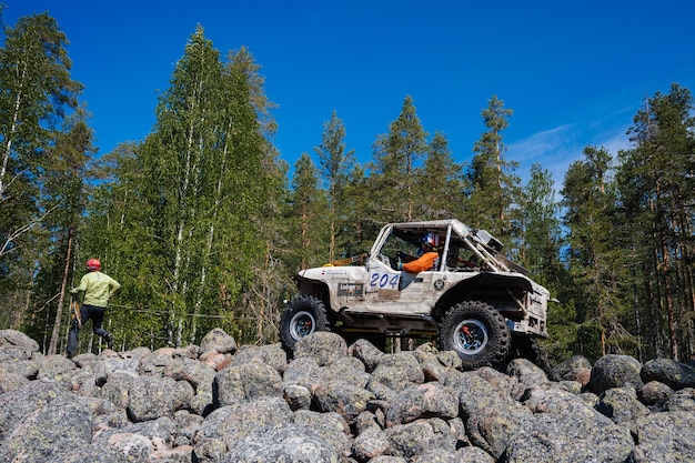 REPÚBLICA DA CARÉLIA RÚSSIA CIRCA JUNHO 2022 Torneio Offroad Ladoga Trophy 2022 em torno do Lago Ladoga SUV jipe 4x4 Mercedes monta em rochas na corrida