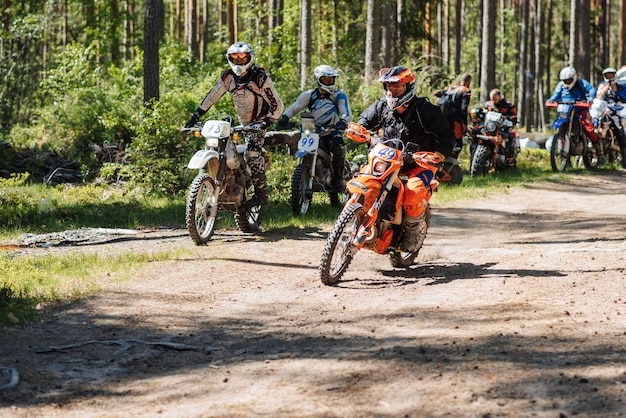 REPÚBLICA DA KARELIA RÚSSIA CIRCA JUNHO DE 2022 Torneio Offroad Ladoga Trophy 2022 em Karelia Motorcycle racers em motocicletas offroad esportivas