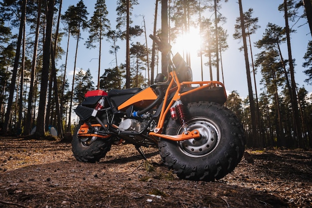 REPÚBLICA DE KARELIA RUSIA ALREDEDOR DE JUNIO DE 2022 Torneo Offroad Ladoga Trophy 2022 en Karelia Sports offroad motocicleta personalizada estacionada en el bosque