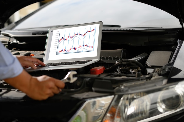 Foto repair service car mecânico de automóveis, trabalhando em carro de garagem