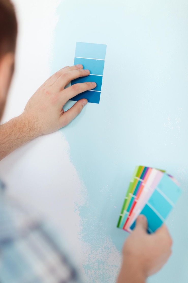 Foto reparação, construção, tecnologia e conceito de casa - close-up de macho com paletas de cores escolhendo a cor