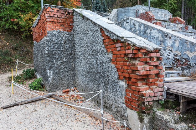 Reparação da parede de tijolos destruída e da escada de mármore no parque da cidade