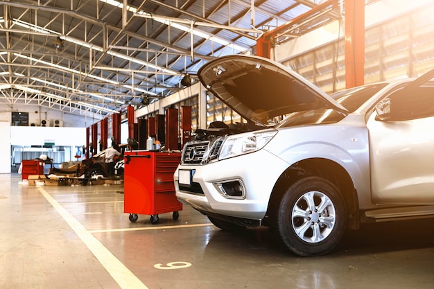 Reparação de automóveis na estação de serviço de garagem com foco suave e luz de fundo