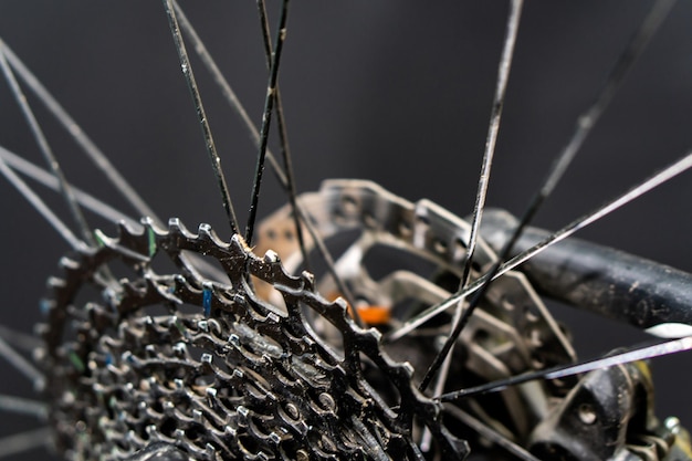 Reparação de bicicletas de montanha e estrada Roda traseira e cassete fechada em fundo preto Substituição de peças sobressalentes desgastadas