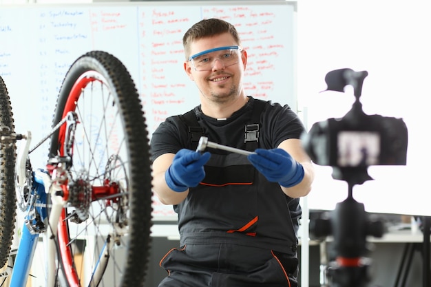 Reparação de bicicletas na oficina remotamente blogueiro masculino