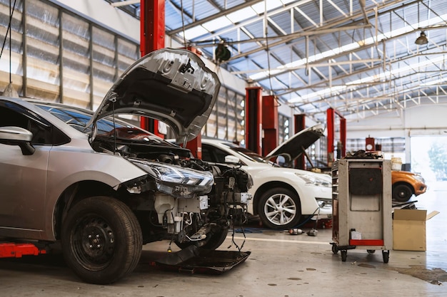 Foto reparação de carros em estação de serviço de garagem com foco suave e sobre a luz no fundo