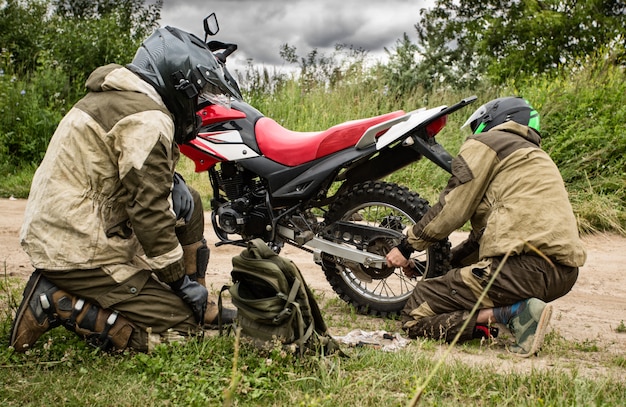 Reparação de motocicletas na estrada