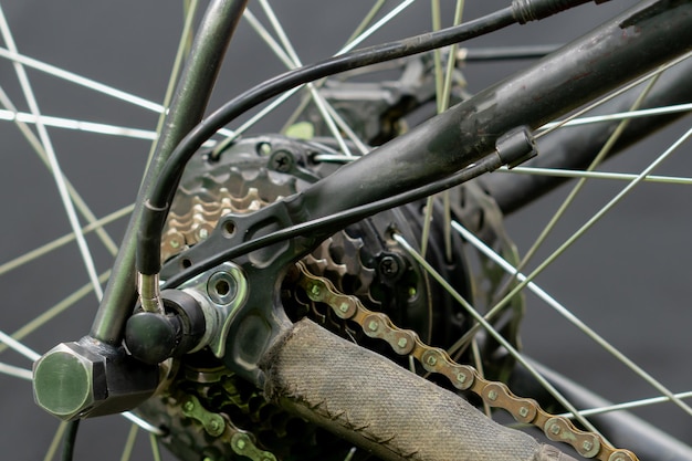 Reparação de uma bicicleta elétrica velha Corrente de bicicleta suja e velha coberta com ferrugem Oficina profissional