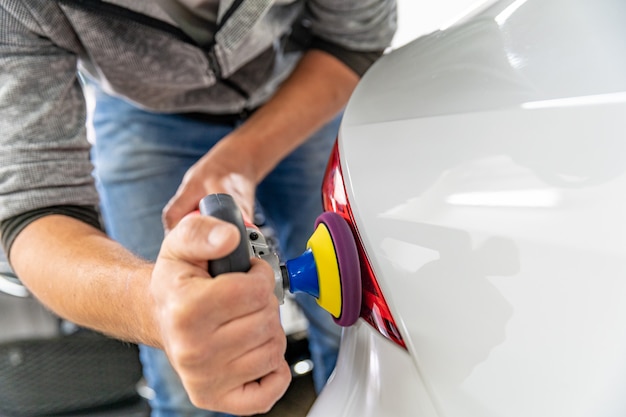 Reparação e polimento dos faróis traseiros e da carroçaria dos carros de luxo