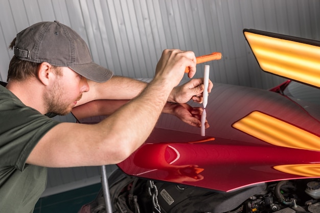 Foto reparación de abolladuras de automóviles tecnología pdr el maestro elimina daños en la carrocería