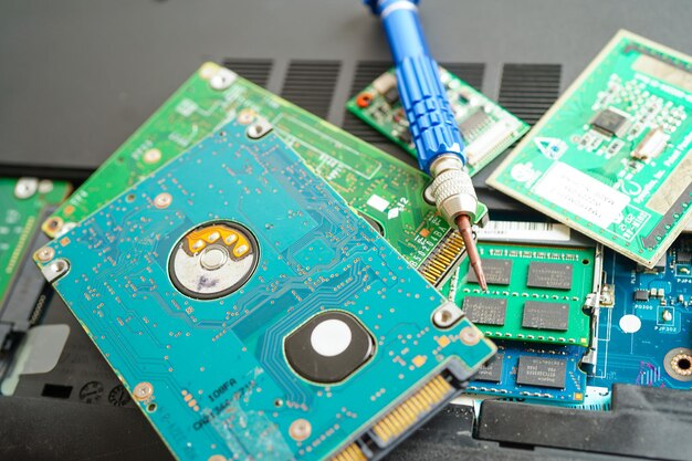 Foto reparación y actualización de la placa base del circuito del concepto de tecnología y hardware de computadora electrónica portátil