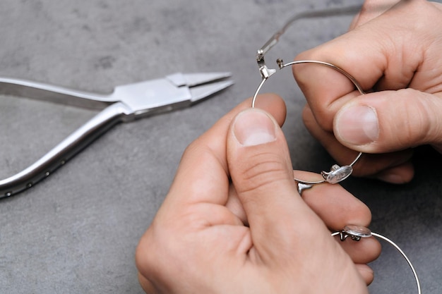 Reparación de anteojos dañados en el taller de óptica