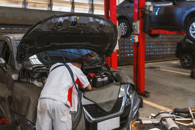 reparación de automóviles en una estación de servicio de garaje con enfoque suave y más luz en el fondo