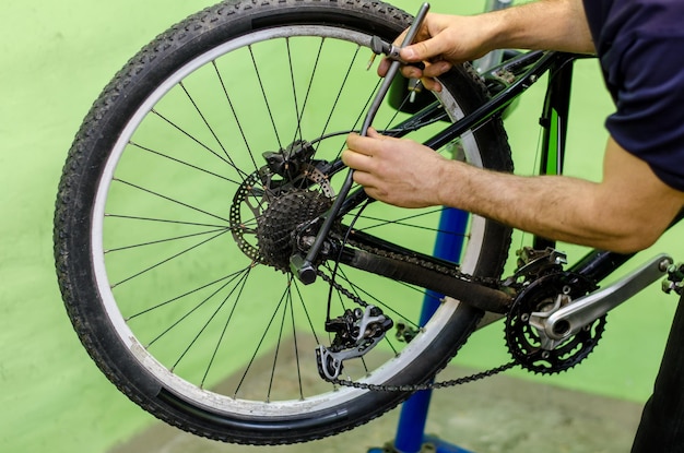 Reparación de bicicletas bicicleta de montaña en el taller Ajuste del desviador trasero