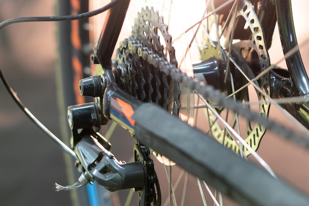 Foto reparación de bicicletas de montaña varias partes de una bicicleta moderna de primer plano una rueda trasera una cadena oxidada y un neumático sucio en la bicicleta