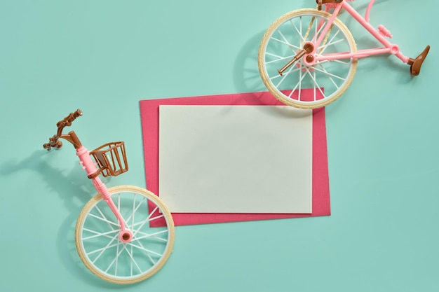 Reparación de bicicletas Reparación de bicicletas plana con modelo de juguete roto bicicleta de ciudad Vista superior sobre fondo de papel verde menta y rosa con texto