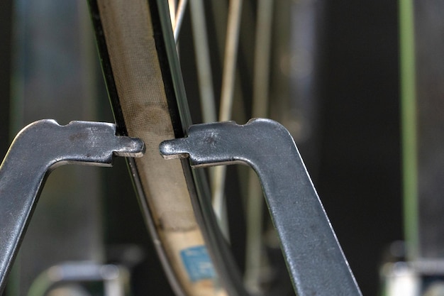 Foto reparación de bicicletas la rueda delantera está en un soporte sobre un fondo negro primer plano de la llanta y los radios el mecánico nivela la rueda en el soporte de ajuste de la rueda del taller