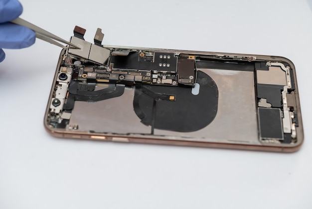 Foto reparación de cámara de móvil. técnico en reparación de teléfonos móviles o smartphones