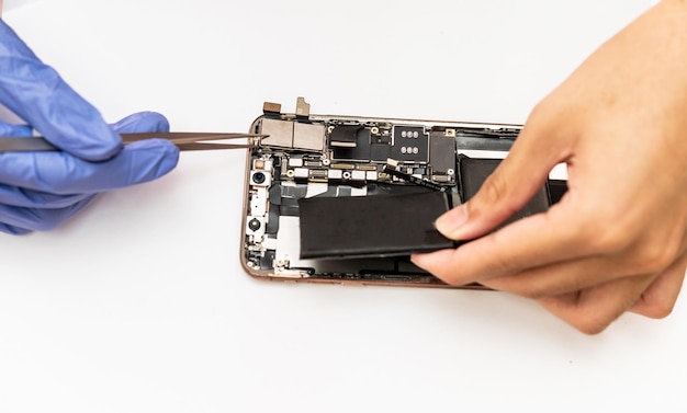 Foto reparación de cámaras móviles técnicos de reparación de teléfonos móviles o smartphones