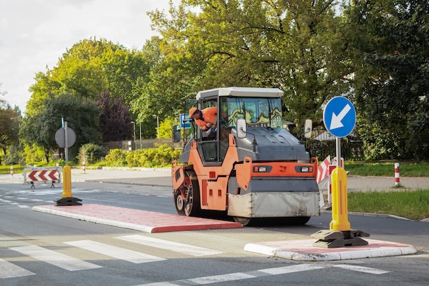 Reparación de la carretera y la pista de patinaje pone asfalto