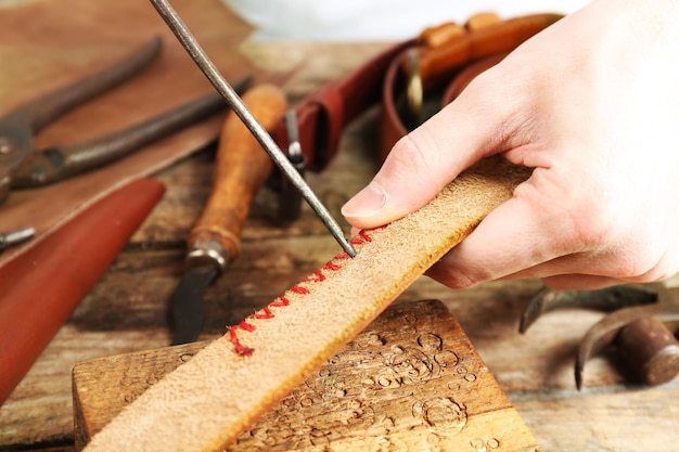 Reparación de cinturón de cuero en taller