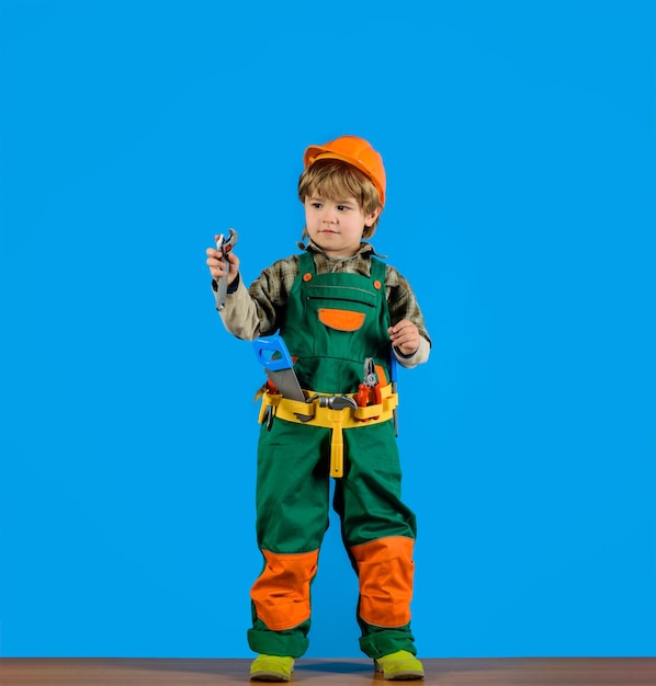 Reparación concepto niño pequeño con casco de juguete y herramientas trabajador de la construcción constructor pequeño reparador