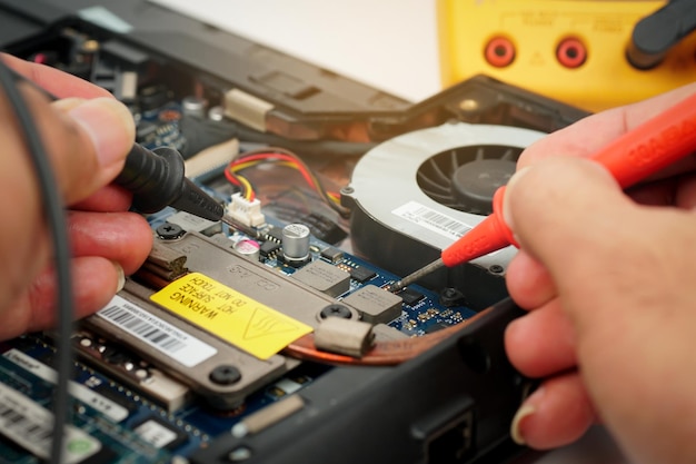 Reparación y diagnóstico de placas de circuitos electrónicos de computadoras.