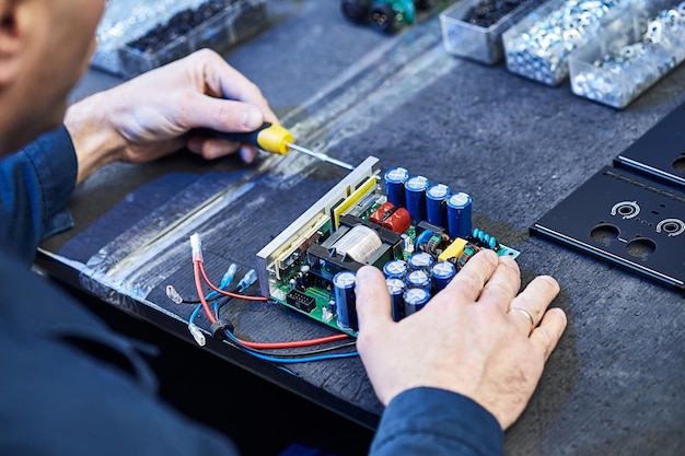 Reparación de equipos de hardware Taller de reparación y trabajador con herramientas Microchip y prueba de placa de circuito Dispositivo digital moderno en concepto de dispositivos electrónicos de escritorio