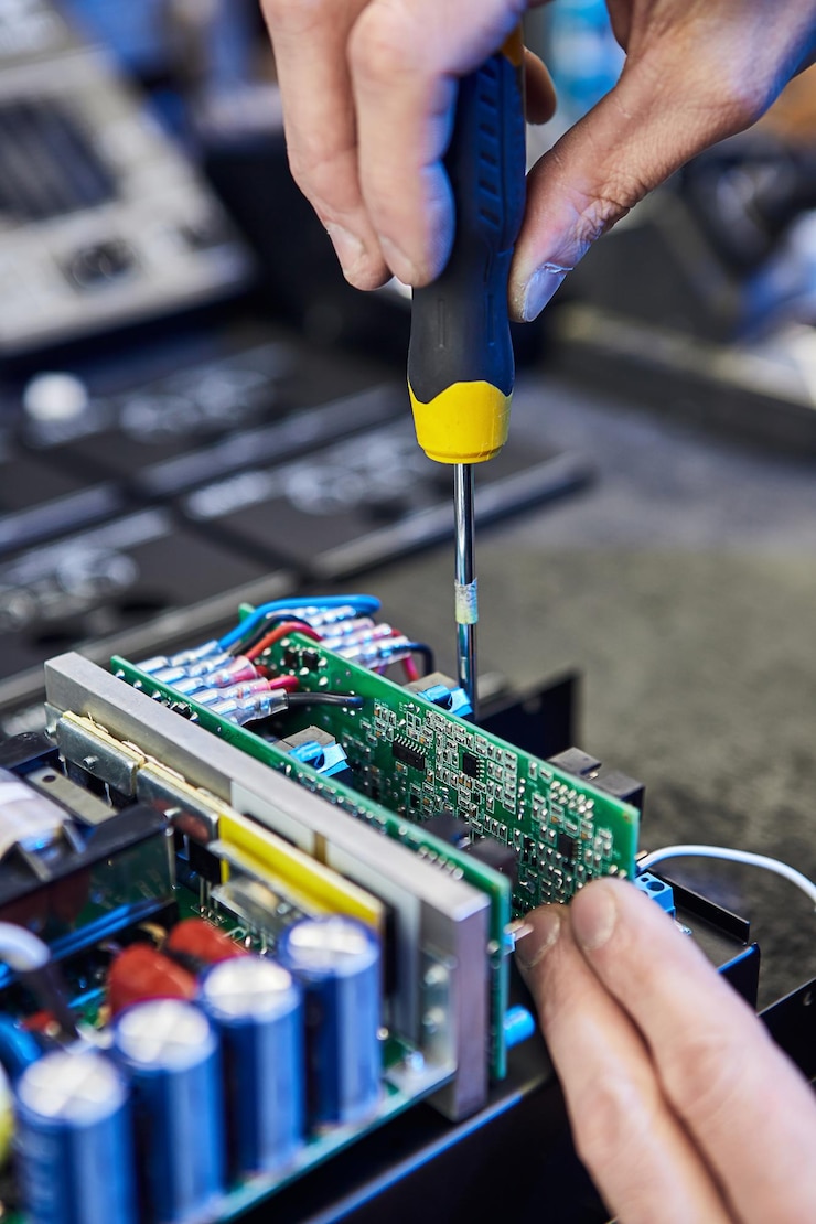 Foto reparación de equipos de hardware taller de reparación y trabajador con herramientas microchip y prueba de placa de circuito dispositivo digital moderno en concepto de dispositivos electrónicos de escritorio