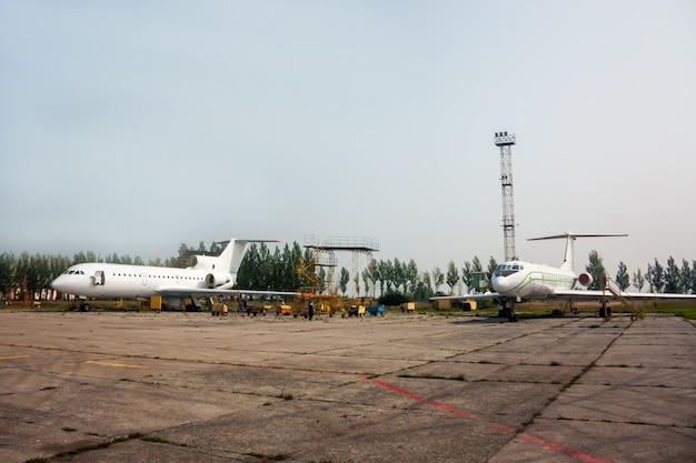 Reparación y mantenimiento de aeronaves de pasajeros en la base técnica de aviación