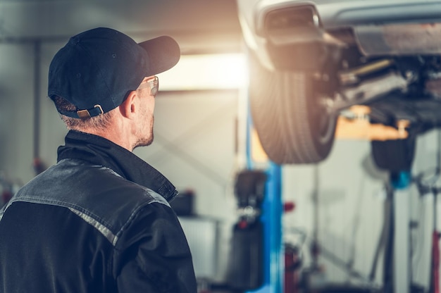 Reparación mecánica de automóviles en la estación de servicio