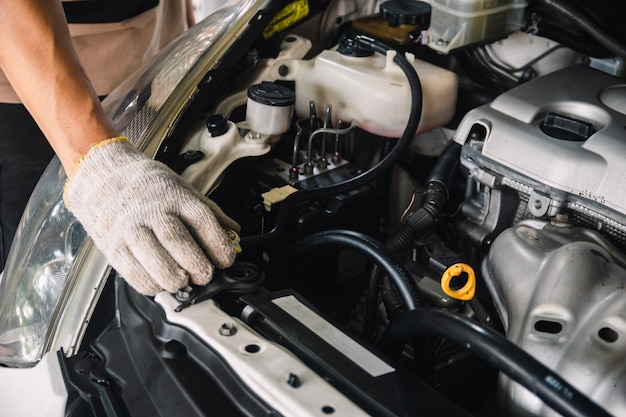 Reparación de mecánico de automóviles, mantenimiento e inspección de automóviles.