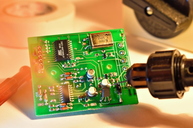 Foto reparación de un microcircuito electrónico. tecnologías informáticas e industriales. ingeniería de información.