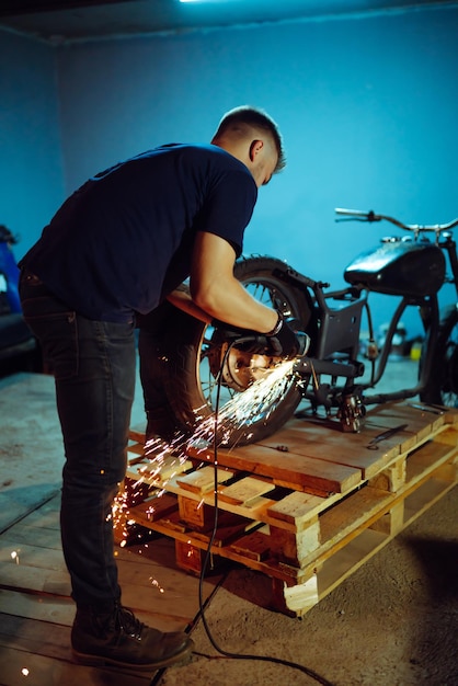 Reparación de motocicletas El experto trabaja con soldadura eléctrica de metales Instrumentos y equipos