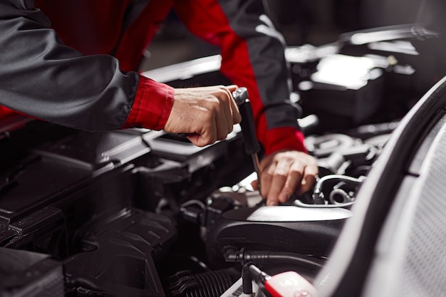 Reparación de motor de automóvil mecánico en taller