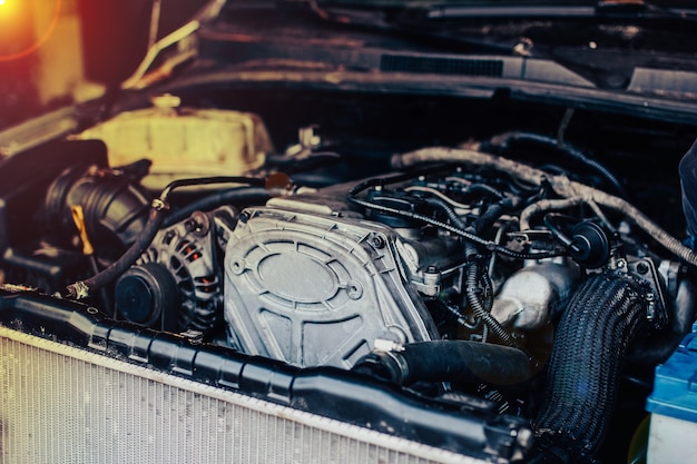 Reparación de motor diesel de coche en el garaje.