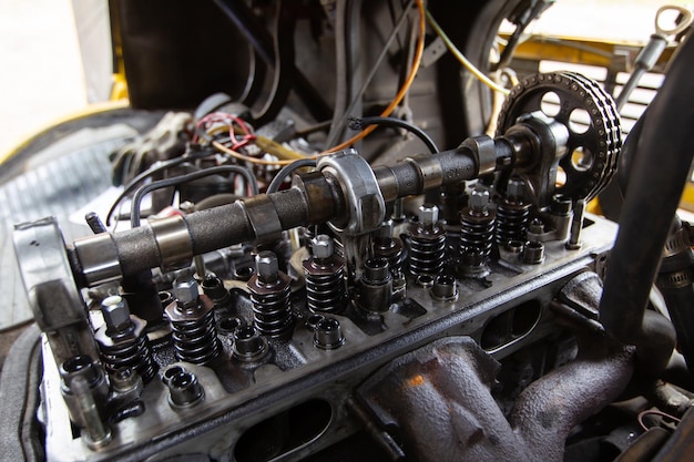 Reparación de motor diesel Mercedes Manos con un mecánico reparando piezas de Mercedes