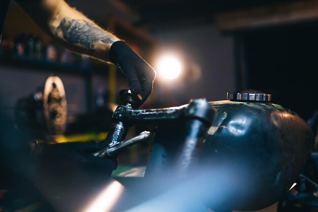 Reparación de motos El experto trabaja con soldadura eléctrica de metales Instrumentos y equipos