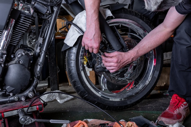 Foto reparación de neumáticos de motocicleta con kit de reparación, kit de reparación de tapones para neumáticos sin cámara.